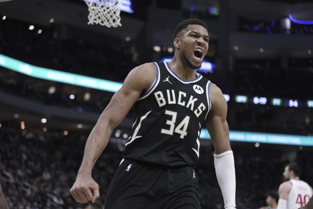 Giannis Antetokounmpo returns, leads Bucks past Clippers