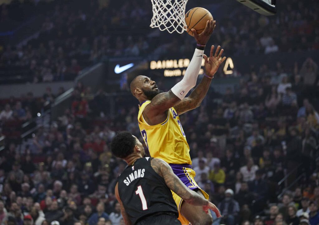 LeBron James pours in 40 as Lakers down Trail Blazers