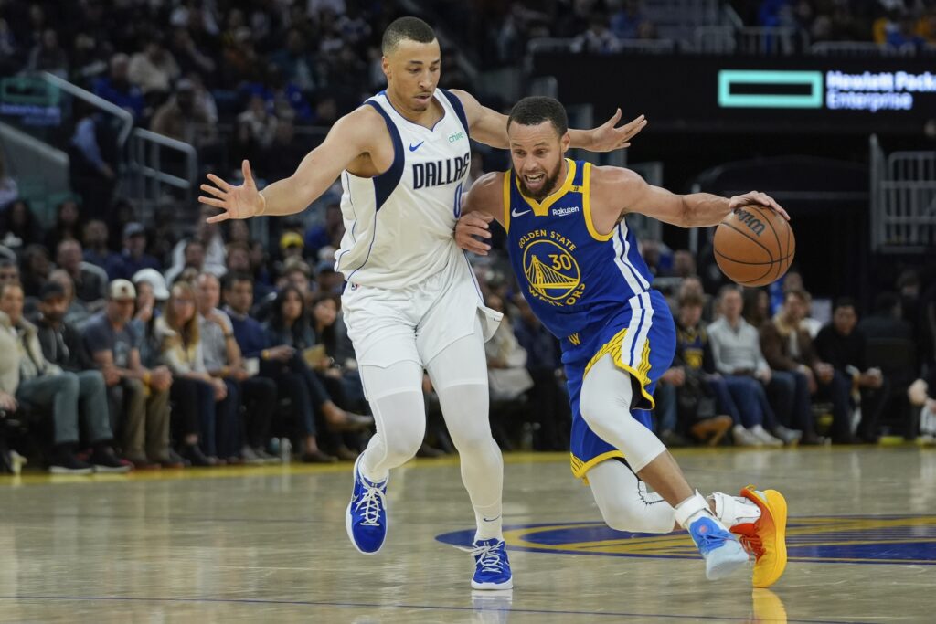 Steph Curry scores 30, Warriors rout Mavericks